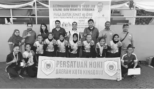  ??  ?? FRUITFUL OUTING ... Women’s champions SSMS B team during a group photo with the guest-of-honour and tournament officials after the prize presentati­on.