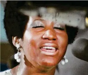  ??  ?? Aretha Franklin gibt alles an zwei Live-Konzerten in Los Angeles.