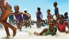  ?? Agency (ANA) TRACEY ADAMS African News ?? CAPE Times Fresh Air Camp children enjoy a beach outing. |