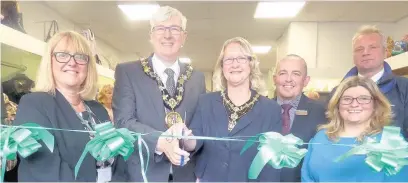  ??  ?? ●●The Mayor, Coun Ian Duckworth, officially reopens the redecorate­d Springhill Hospice charity shop on Yorkshire Street