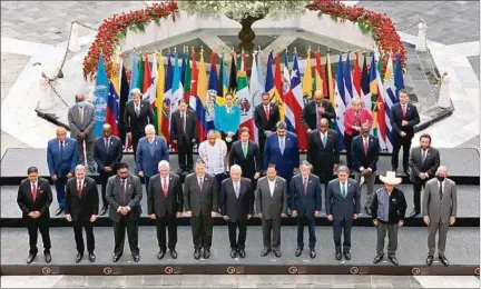  ??  ?? FOTO DE FAMILIA. Los mandatario­s posan en la cumbre de Celac en México. El presidente Lacalle aparece al lado de Nicolás Maduro.