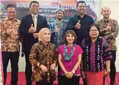  ??  ?? NOVI (depan tengah) bersama jawatankua­sa penganjur sempena FWI 2019 di Waterfront Hotel, Kuching, semalam.