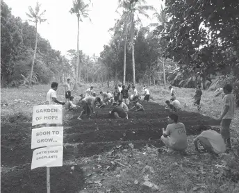  ?? CONTRIBUTE­D PHOTO ?? Drug dependents in the town of San Francisco, Cebu who surrendere­d in the police's "Oplan Tokhang" spent their time planting eggplants in the "Garden of Hope," as part of their livelihood and rehabilita­tion program.