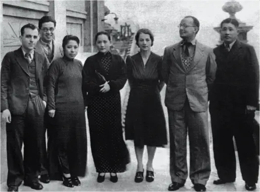 ??  ?? A group picture of Israel Epstein (first left) and Soong Ching Ling (fourth left) with other members of China Defense League in Hong Kong in 1938.