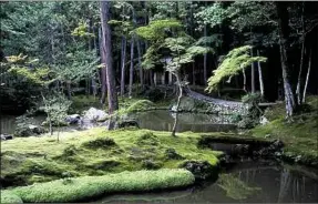  ??  ?? Le jardin japonais traditionn­el est fait de ponts de pierre, de mousses...