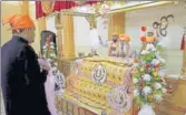  ?? AP ?? Devotees paying obeisance at the gurdwara in Quetta. After Partition, the building was used as a school for Muslim girls.