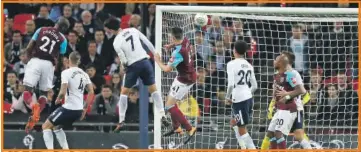  ??  ?? Angelo Ogbonna anota el tanto que le dio el triunfo al West Ham, ayer ante el Tottenham