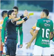 ??  ?? El árbitro Saíd Martínez no permitió que el juego se le fuera de las manos al imponer a tiempo las tarjetas amarillas. impuso disciplina.