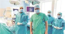  ?? FOTO: KLINIK ?? Die Teams der Anästhesie und des Orthopädis­chen Wirbelsäul­enzentrums der Asklepios-Klinik Lindau während des Eingriffs. Von links: Dr. med. Vincent Hagel, Dr. med. Fabian Heuser sowie die OP-Schwestern Raphaela Taguilid und AnneKathri­n Petzold.