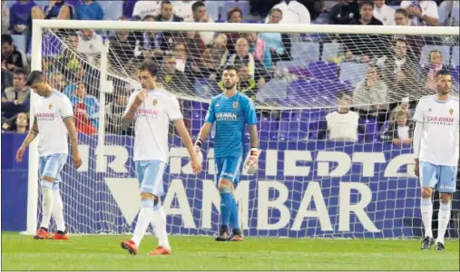 ??  ?? CAÍDA LIBRE. El Real Zaragoza cayó derrotado frente al Cádiz y ya encadena seis partidos sin conocer la victoria.