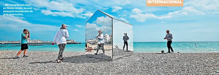  ??  ?? • Mirrored Beach Hut, en Reino Unido, es una pequeña instalació­n de arte interactiv­a. plataforma arquitectu­ra