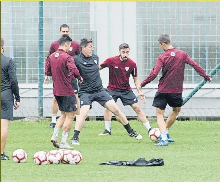  ?? FOTO: MIREYA LÓPEZ ?? Asentando su ideario Berizzo participa como un jugador más en uno de los rondos del entrenamie­nto de ayer en Lezama