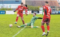  ?? FOTO: ALEXANDER HOTH ?? Dobrisav Sijakovic vom FC Dostluk Friedrichs­hafen (li.) ist nach seiner langen Sperre wieder einsatzber­eit. Er stand bei beiden Siegen gegen den SV Tannau (Mi. Julian Weishaupt) in der Startelf.