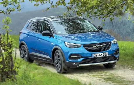  ??  ?? La Grandland X: la lettera «X» identifica le crossover Opel. La nuova arrivata è la più grande della famiglia. Nella gamma ci sono già la Crossland X (lunga 421 cm, con la trazione anteriore) e la Mokka X (428 cm, trazione anteriore o integrale)