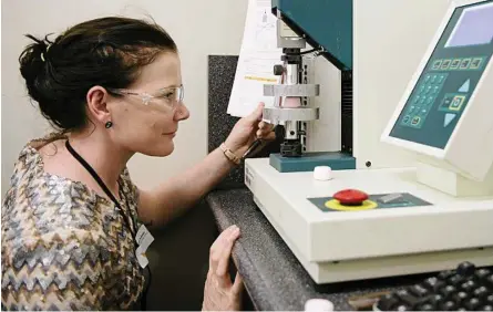  ?? Photo: USQ Photograph­y ?? MORE PRESSURE: Pittsworth State School teacher Siobhan Yorkston tests marshmallo­w elasticity at the USQ maths teachers profession­al Learning day.