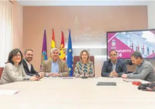  ?? // ABC ?? La alcaldesa, Ana Guarinos, con su equipo de gobierno de Guadalajar­a