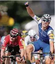  ?? FOTO: RTR ?? Marcel Kittel reckt die Siegerfaus­t in Troyes. Links: André Greipel.