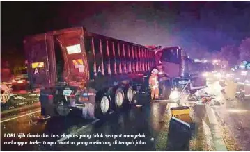  ??  ?? LORI bijih timah dan bas ekspres yang tidak sempat mengelak melanggar treler tanpa muatan yang melintang di tengah jalan.