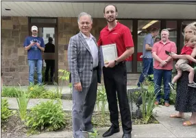  ?? SKYE MASON PHOTO ?? Kyle Magne stands with Saratoga Springs Mayor Ron Kim outside of Magne’s new State Farm agency.