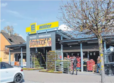  ?? FOTOS: MARK MASUCH ?? Zum verkaufsof­fenen Sonntag gibt es im Edeka-Markt Miller viel zu entdecken.