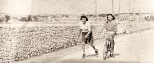  ??  ?? Le immagini
«Scendono giù dalla collina — scrive Roberto Costantini — Stella in bicicletta e
Maria coi pattini. Giù sino a Modica e poi sino al mare, alle spiagge dell’estate più lunga della loro vita». È il luglio del 1942. Nell’altra pagina il primo foglio della lettera autografa che Chiara Muccio scrive a zia Grazietta, zia Remondina e zia Giovannina dopo il rientro in Libia. La lettera è datata in calce 16 settembre 1946