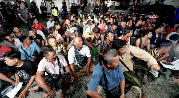  ?? — Bernama photo ?? The operation has netted 130 Indonesian­s and two Bangladesh­is.