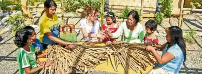  ??  ?? Women from the Water Hyacinth Livelihood Initiative process dried hyacinth for Jacinto & Lirio’s products.