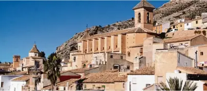  ?? Foto: Manuel Meyer, tmn ?? Das mittelalte­rlich Mula mit seiner Festungsan­lage ist ein obligatori­scher Stopp auf dem Pilgerweg nach Caravaca de la Cruz.