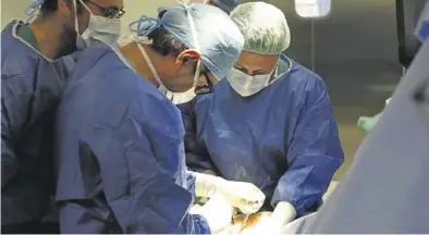  ?? EL PERIÓDICO ?? Una intervenci­ón quirúrgica en el Hospital Miguel Servet de la capital aragonesa.