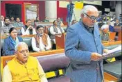  ?? KESHAV SINGH/HT ?? ■
Opposition leader Bhupinder Singh Hooda and (left) speaker Gian Chand Gupta and governor Satyadeo Narain Arya at the assembly in Chandigarh on Monday.