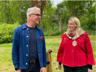 ?? Jessica Harding, Courtesy of Thames Valley Positive Support ?? MEMORY: TVPS’s chair of trustees, Sean Wheeler, with Mayor of Reading, Cllr Rachel Eden, at the unveiling of the Living Memorial tree. Picture:
