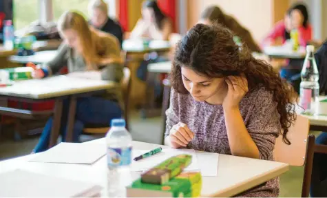  ?? Symbolfoto: Julian Stratensch­ulte, dpa ?? Wegen der Corona‰Pandemie ändert sich an den Schulen in Bayern einiges. So soll es etwa an Gymnasien und Realschule­n in diesem Jahr weniger Schulaufga­ben geben. Ob das wirklich gemacht wird, liegt im Ermessen der Lehrkräfte.