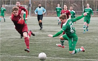  ?? FOTO: KNAPPE ?? Als in dieser Szene Dilkraths Mike Küppenbend­er (r.) zu Fall kommt, beschweren sich seine Mitspieler heftig.