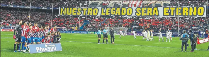  ?? FOTO: SIRVENT ?? El Vicente Calderón vistió sus mejores galas para despedir al último derbi liguero. Una noche emocionant­e para los atléticos que no acabó como esperaban tras la derrota de los de Simeone