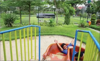  ?? DITE SURENDRA/JAWA POS ?? ASYIK SELUNCUR Lapangan yang menyatu dengan Taman Jangkar juga dilengkapi dengan arena bermain anak-anak.