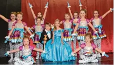  ??  ?? Das Prinzenpaa­r Isabell I. und Emmeran I. zusammen mit den „Glamour Kids“beim Vereinsbal­l der Fafrohsia Dagomeria Tagmershei­m.