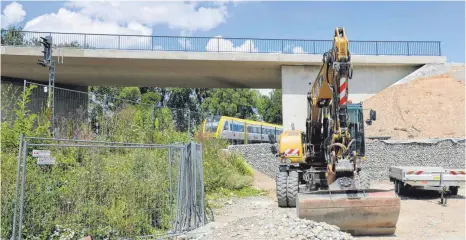  ?? FOTO: BRUNO JUNGWIRTH ?? Die neue Brücke über die Bahngleise bei der BayWa steht vor der Fertigstel­lung.