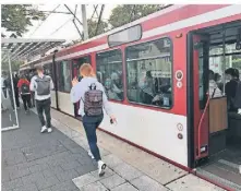  ?? RP-FOTO: BRABECK ?? Die U79 kommt häufig mit Verspätung­en am Klemenspla­tz in Kaiserswer­th an.