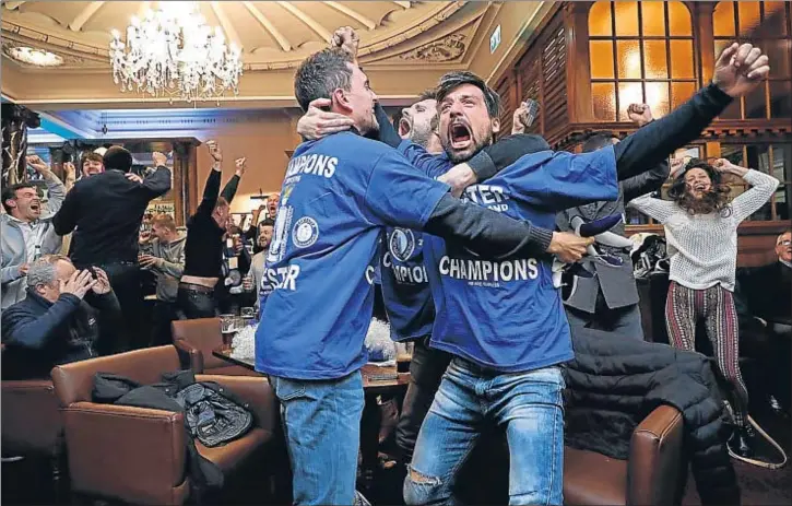  ?? EDDIE KEOGH / REUTERS ?? Aficionado­s del Leicester en un pub de la ciudad celebrando ayer el gol del empate del Chelsea contra el Tottenham (2-2), que les dio el primer título de liga de su historia