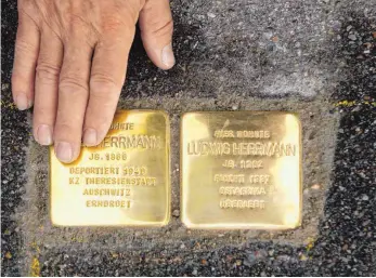  ?? FOTO: ROLAND RASEMANN ?? „Stolperste­ine“gibt es auch in Oberschwab­en. Die beiden Steine erinnern an die Ravensburg­er Familie Herrmann.