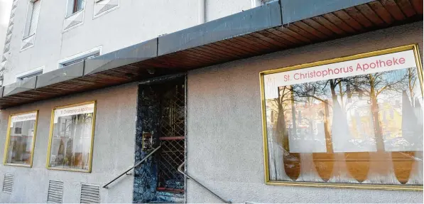  ?? Foto: Silvio Wyszengrad ?? 50 Meter Distanz sind es zwischen dem Süchtigent­reff und dem Oberhauser Bahnhof: Im Fenster des Gebäudes in der Branderstr­aße 60 spiegelt sich auch der Bahnhof. Die Stadt baut die Räume derzeit um, danach wird der Süchtigent­reff eröffnet.