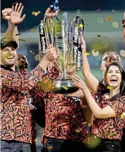  ?? Nic Bothma ?? Kings of orange: Sunrisers Eastern Cape captain Aiden Markram and franchise owner Kavya Maran lift the SA20 trophy as they celebrate with the team at Newlands in Cape Town./