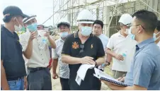  ??  ?? Awang Tengah (centre) being briefed on the Lawas CPPC during his visit to the site.