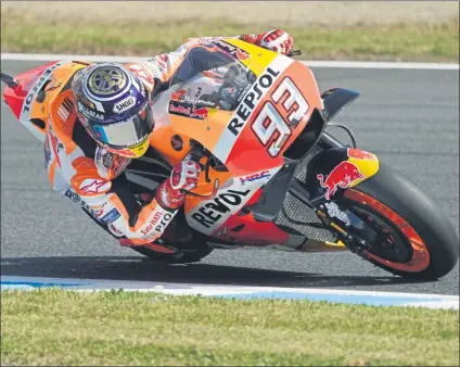  ?? FOTO: AP ?? Marc Márquez tuvo que salvar los muebles con la segunda moto La primera con el set up bueno la destrozó en el FP4 por una caída