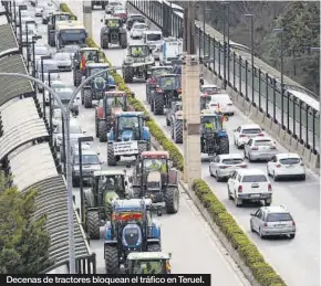  ?? ?? Decenas de tractores bloquean el tráfico en Teruel.