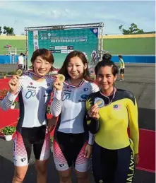  ??  ?? Splendid show: Jupha Somnet (right) posing with the silver she won in the women’s omnium.