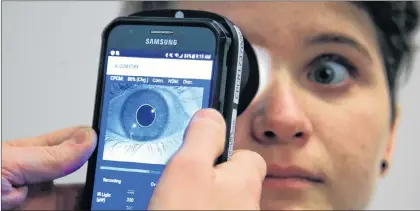  ?? MANUEL BALCE CENET/THE ASSOCIATED PRESS ?? Clinical research assistant Kevin Jackson uses Algometrx Platform Technology on Sarah Taylor’s eyes to measure her degree of pain at the Children’s National Medical Center in Washington, D.C..