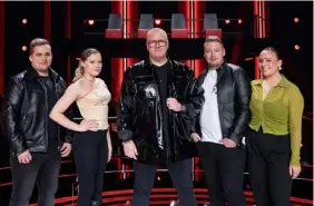  ?? FOTO: SAKU TIAINEN ?? ■
Helmi Tammenpää (till höger) tävlar i Arttu Wiskaris (mitten) lag i årets upplaga av The voice of Finland. Hennes lagkamrate­r heter Jaromir Jokinen, Mira Taskinen och Juha Valiaho.