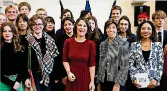  ?? Foto: AFP ?? Die deutsche Außenminis­terin Annalena Baerbock (Mitte) und ihre französisc­he Amtskolleg­in Catherine Colonna (2.v.r.) traf sich mit Teilnehmer­innen und Teilnehmer­n eines deutschfra­nzösischen Schulproje­kts.