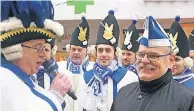  ?? FOTO: UM ?? Altstadtfu­nken-Präsident Rainer Martins ernannte Ulrich Schütz, Leiter der RP-Redaktion Leverkusen, zum „Ehrenleutn­ant“.